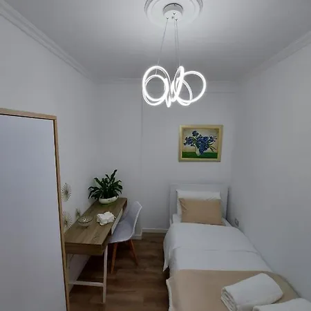 Cozy Center Apartment